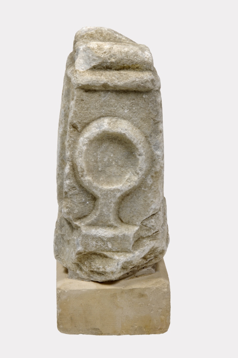 Autel votif anépigraphe décoré d'un personnage d'exécution schématique et sommaire_2