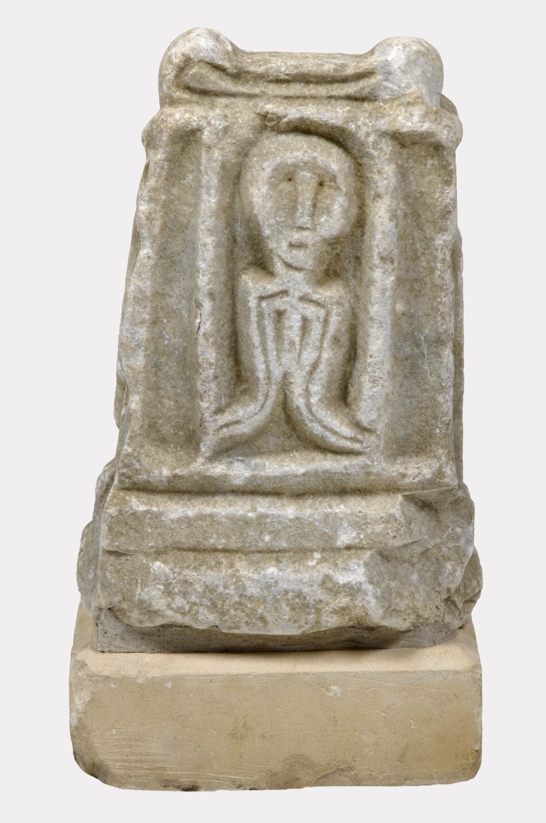 Autel votif anépigraphe décoré d'un personnage d'exécution schématique et sommaire_0