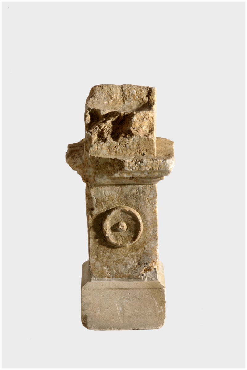 Partie supérieure d'un autel votif dédié à Hercule Toliandossus Invincible par Primigenius_1