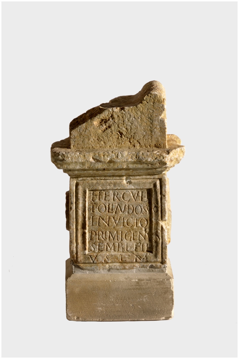 Partie supérieure d'un autel votif dédié à Hercule Toliandossus Invincible par Primigenius_0