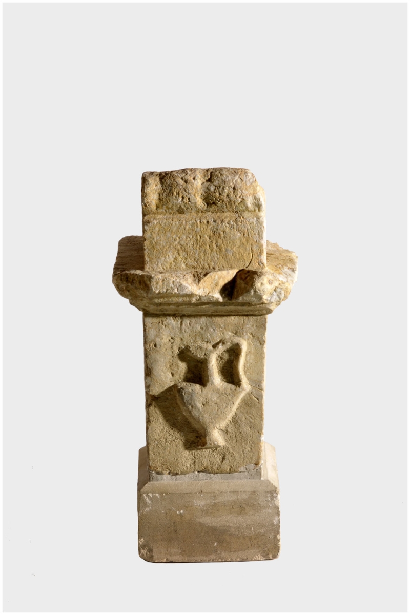 Partie supérieure d'un autel votif dédié à Hercule Toliandossus Invincible par Primigenius_2