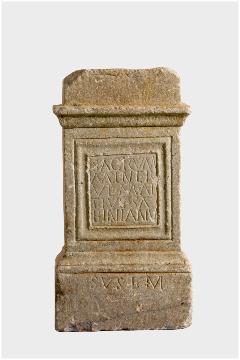 Autel votif dédié à Minerve par Marcus Attius Sabinianus_0