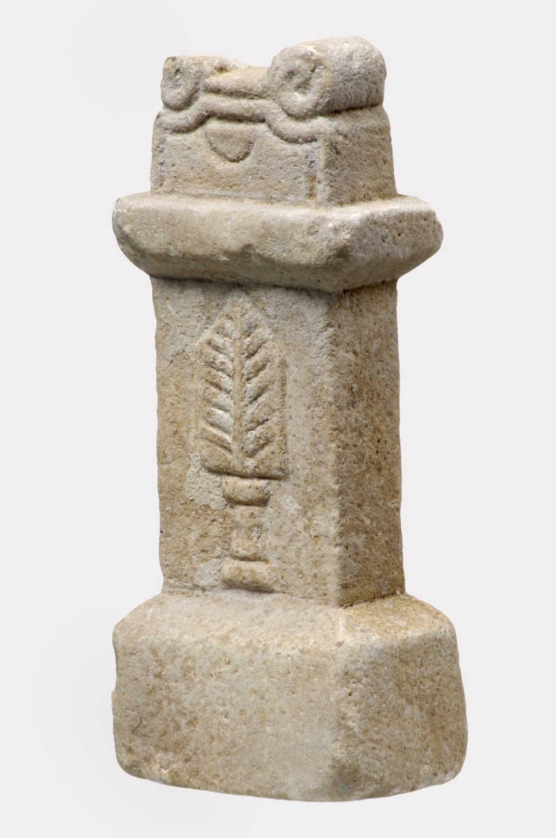 Autel votif décoré d'une palma (feuille) votive_1