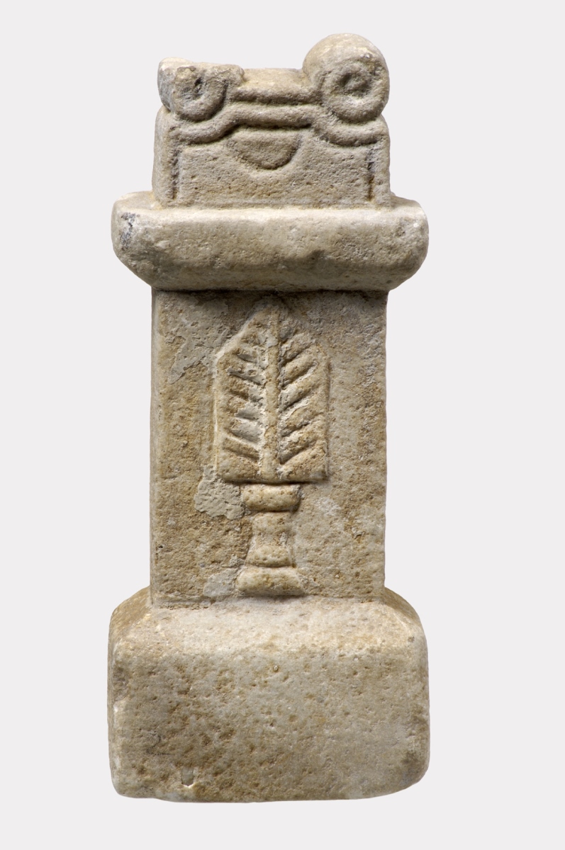 Autel votif décoré d'une palma (feuille) votive_0