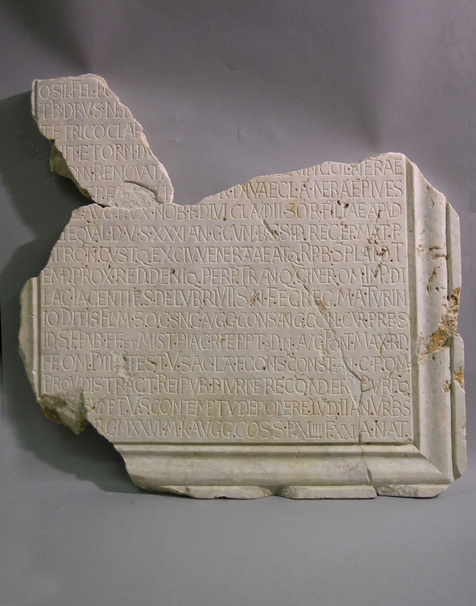 Inscription relative à l'empereur Tetricus_0