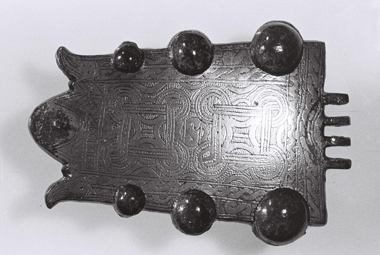 Plaque de ceinture trapézoïdale à sept bossettes_0