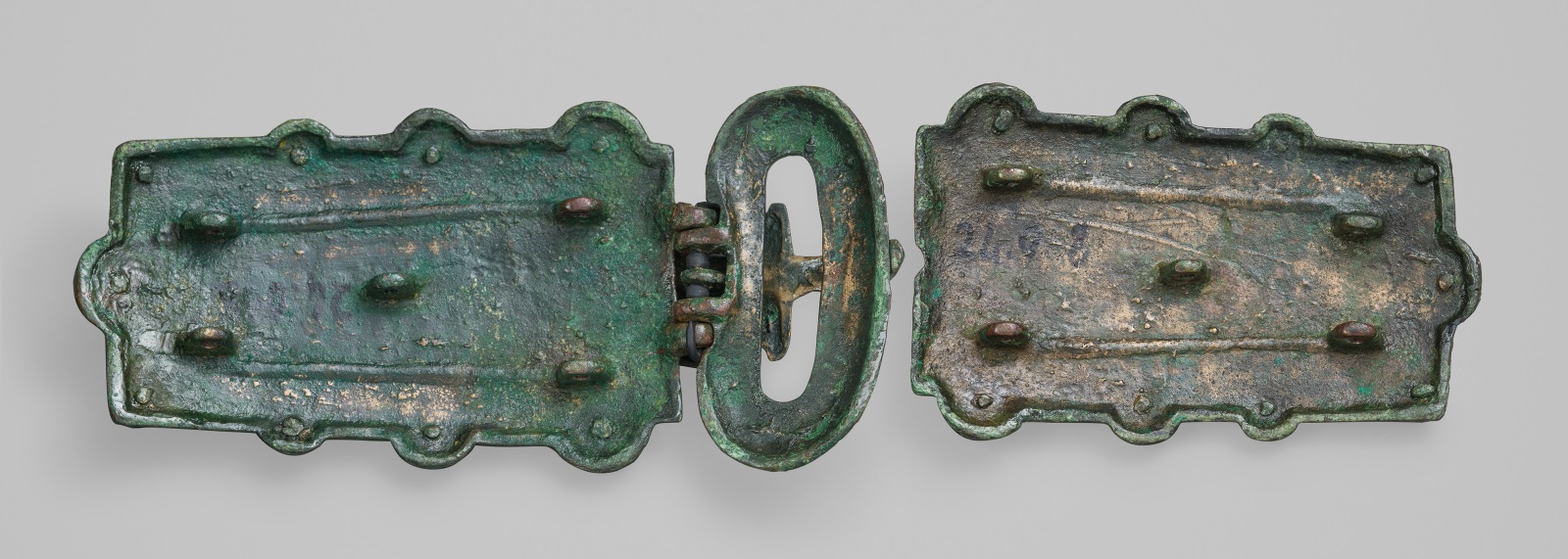 Contre-plaque-boucle rectangulaire à neuf  bossettes_1