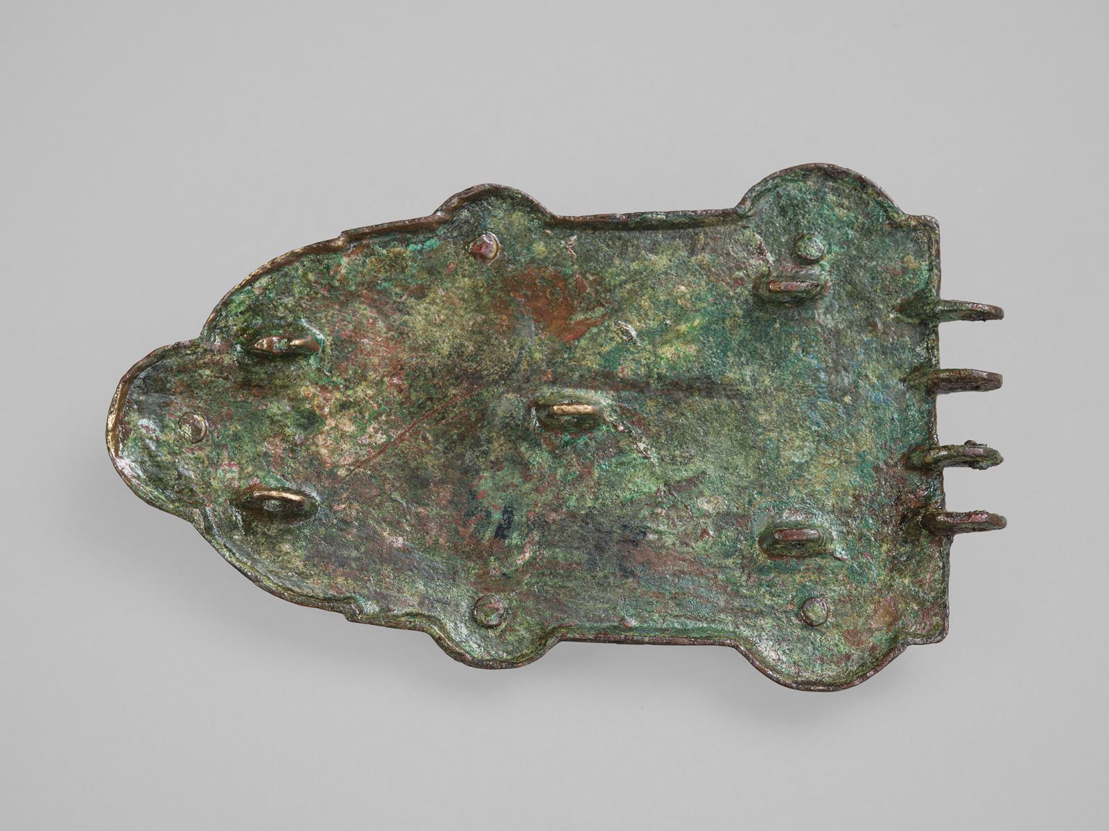 Plaque de ceinture trapézoïdale à cinq bossettes_1