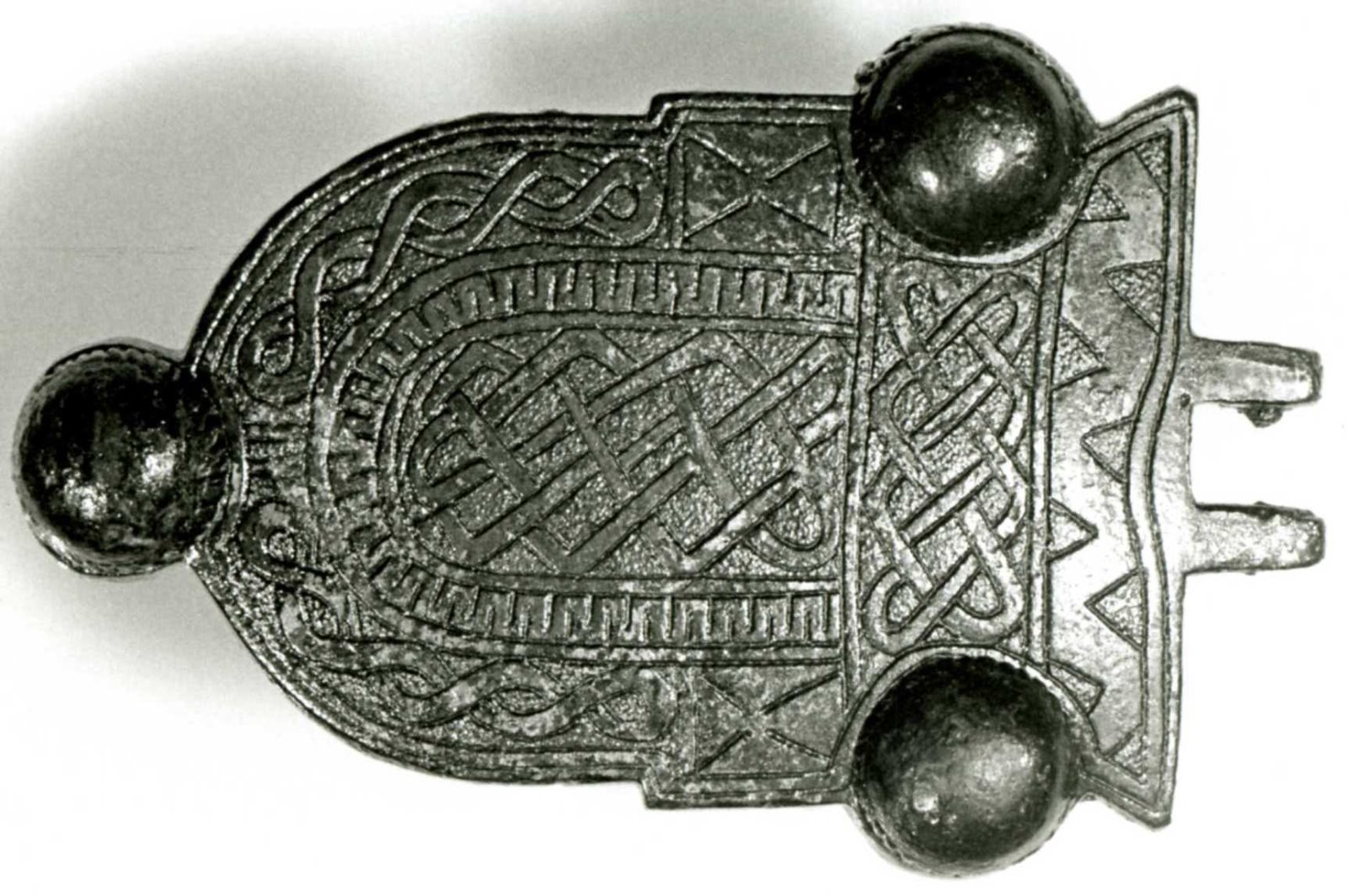 Plaque de ceinture en forme de U à trois bossettes_0