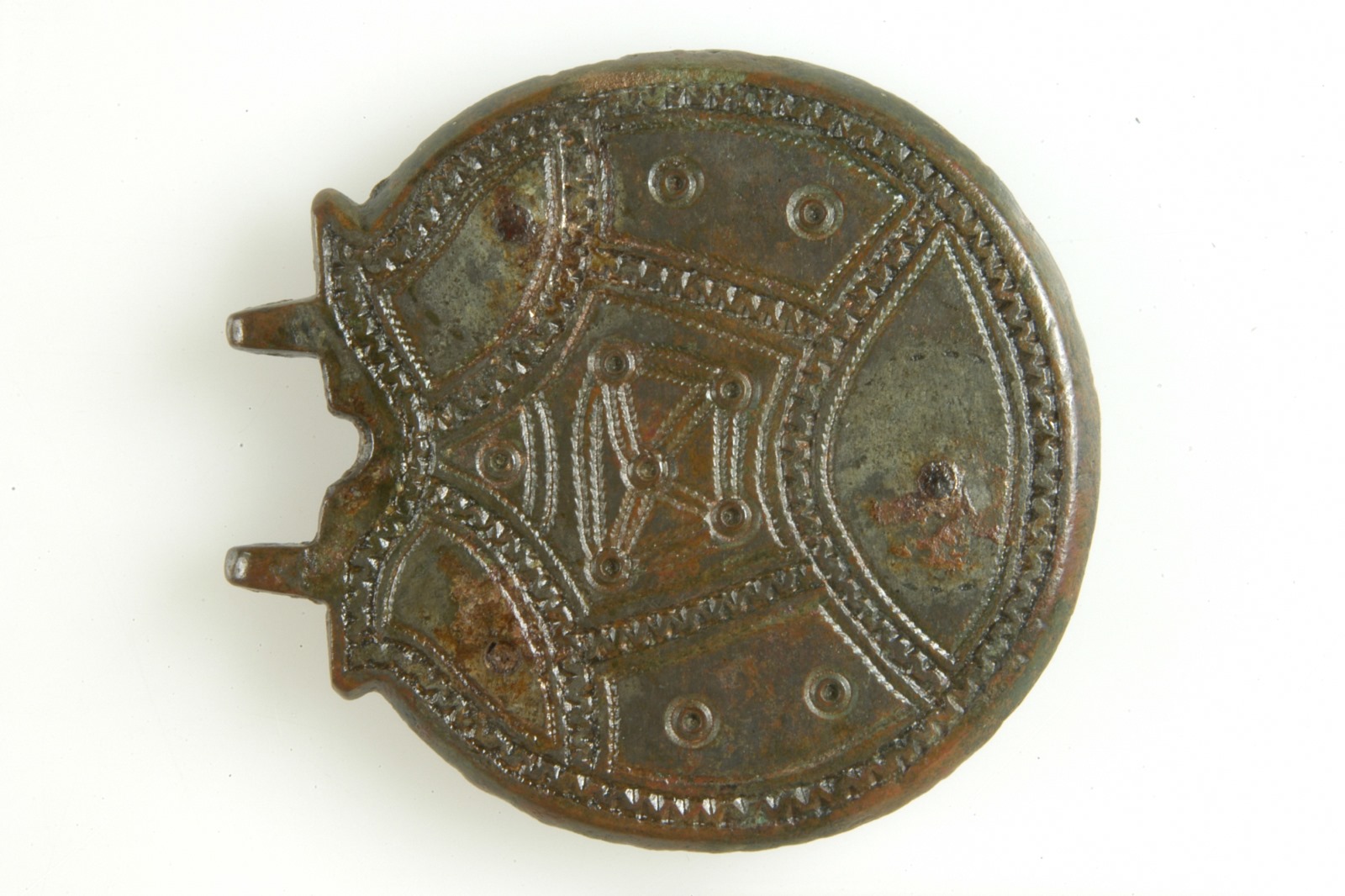 Plaque de ceinture semi-circulaire à trois bossettes disparues_0