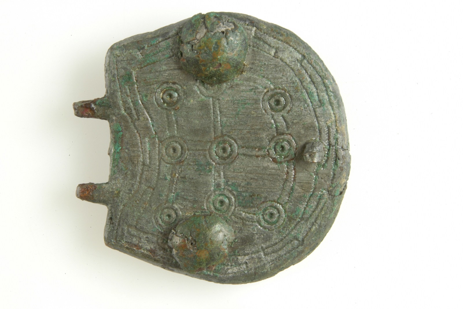 Plaque de ceinture semi-circulaire à trois bossettes_0