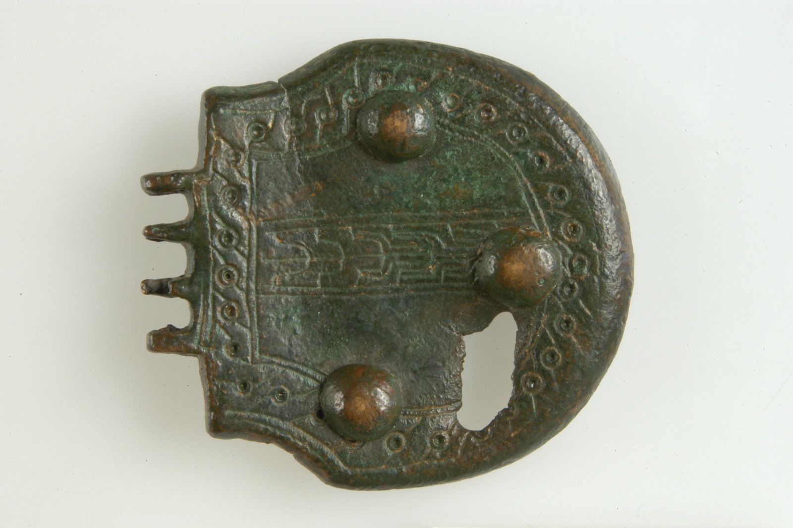 Plaque de ceinture semi-circulaire à trois bossettes_0