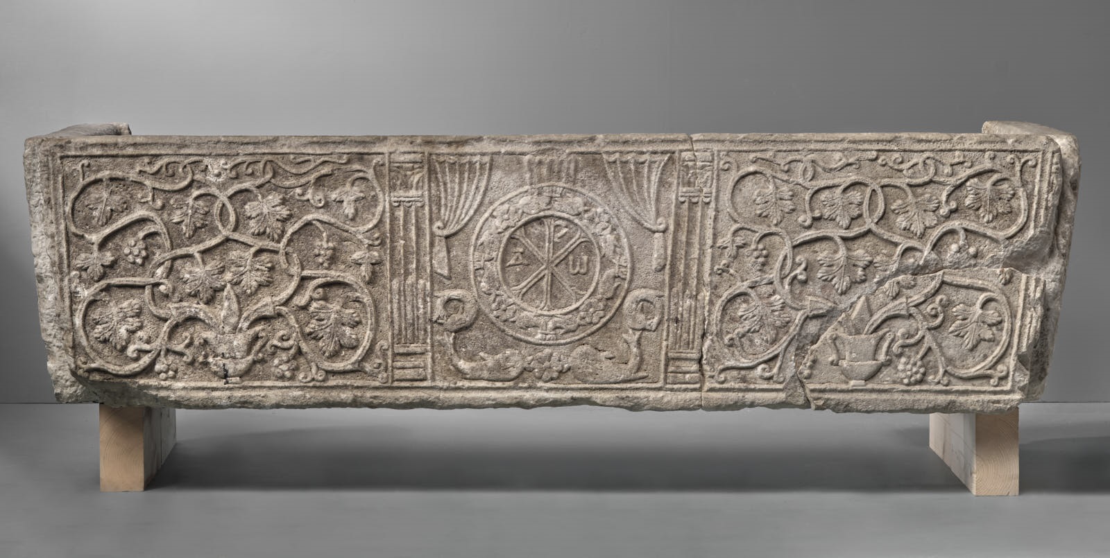 Cuve de sarcophage paléochrétien à décor de vigne, chrisme et dauphins_0