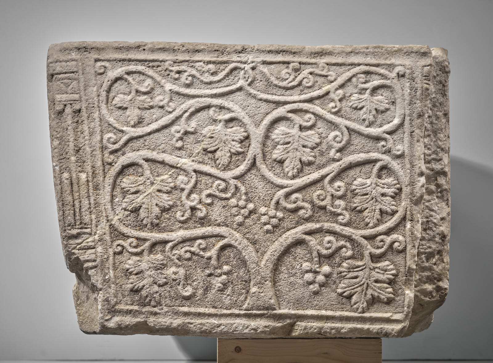 Cuve de sarcophage paléochrétien à décor de vigne, chrisme et dauphins_3