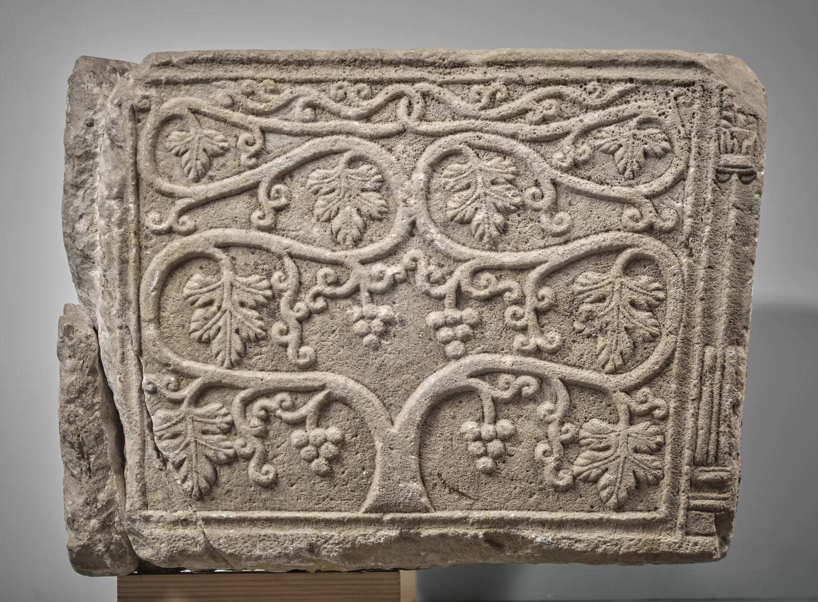 Cuve de sarcophage paléochrétien à décor de vigne, chrisme et dauphins_2