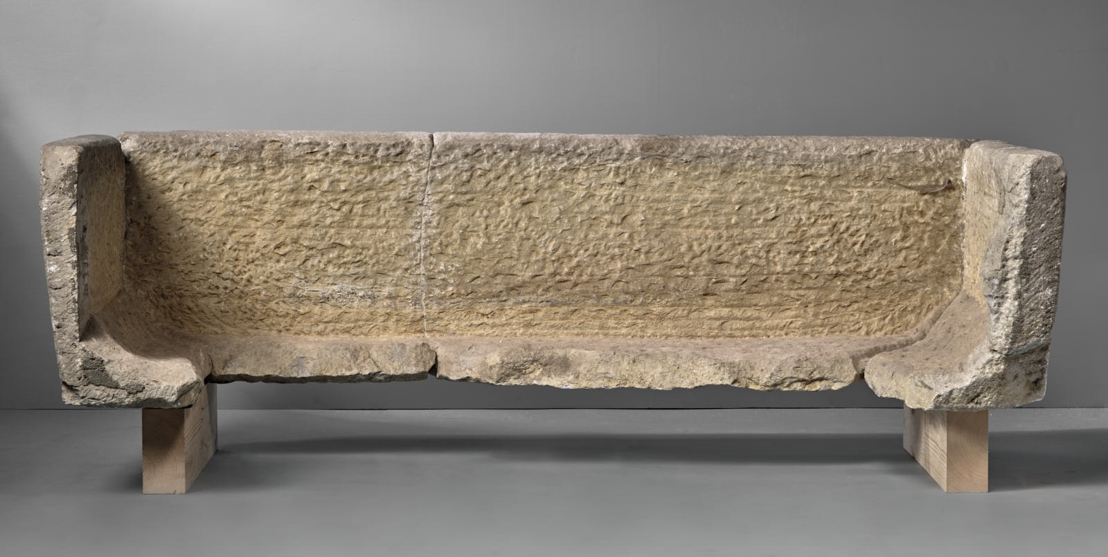 Cuve de sarcophage paléochrétien à décor de vigne, chrisme et dauphins_1