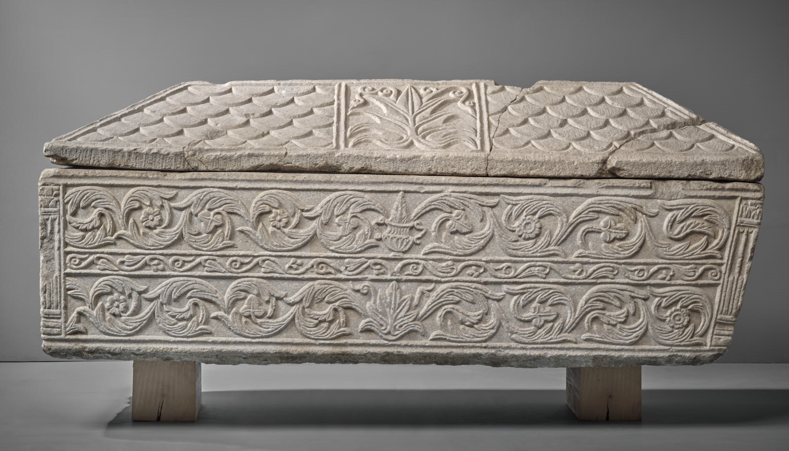 Cuve de sarcophage à décor de rinceaux et couvercle décoré d'un arbuste stylisé et d'imbrications_0