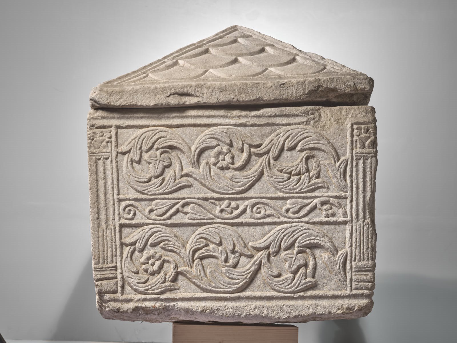 Cuve de sarcophage à décor de rinceaux et couvercle décoré d'un arbuste stylisé et d'imbrications_3