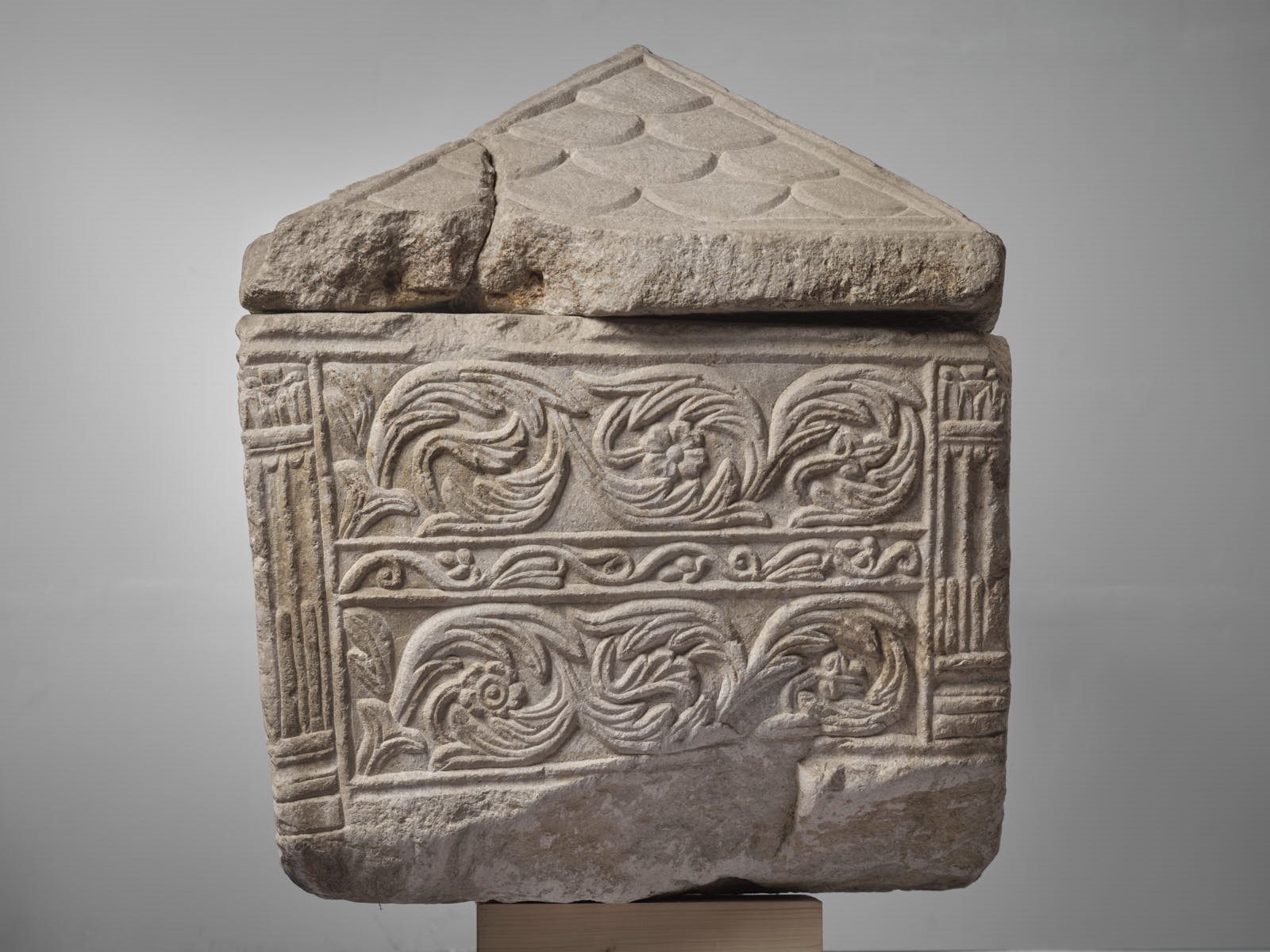 Cuve de sarcophage à décor de rinceaux et couvercle décoré d'un arbuste stylisé et d'imbrications_2