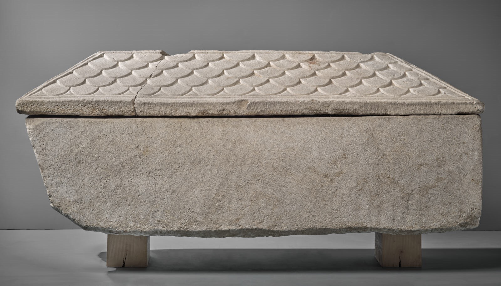 Cuve de sarcophage à décor de rinceaux et couvercle décoré d'un arbuste stylisé et d'imbrications_1