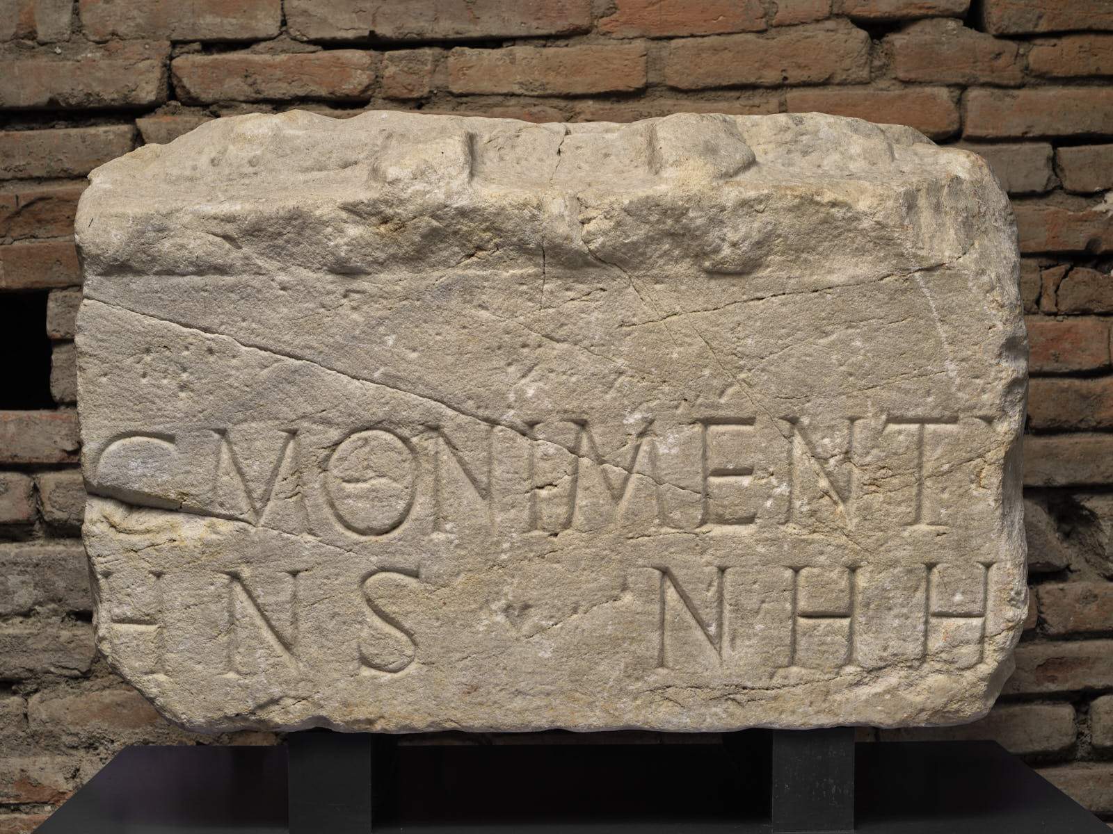 Base de statue portant une inscription_0