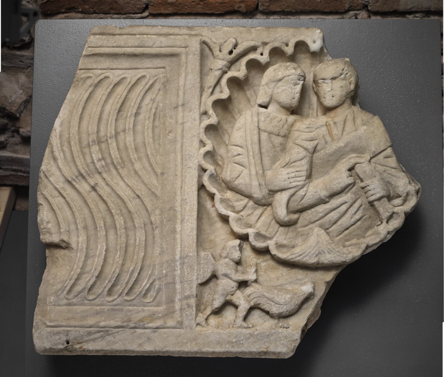 Fragment de la face antérieure de la cuve du sarcophage aux époux_0