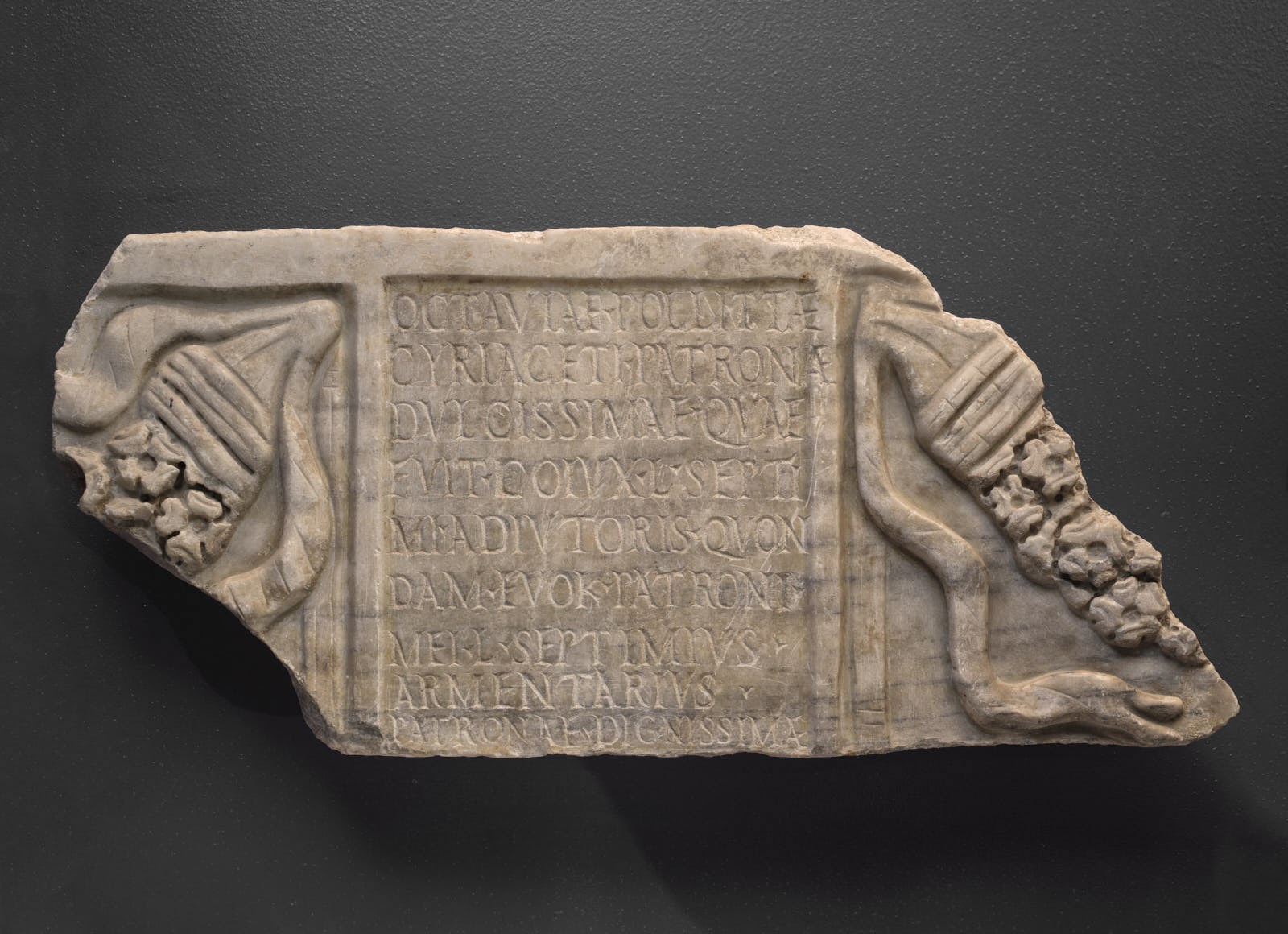 Fragment de cuve de sarcophage orné de guirlandes_0