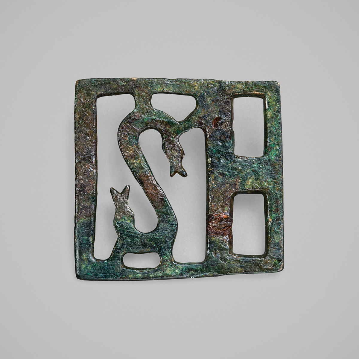 Plaque de châtelaine ajourée, décorée d'un serpent à double tête_1