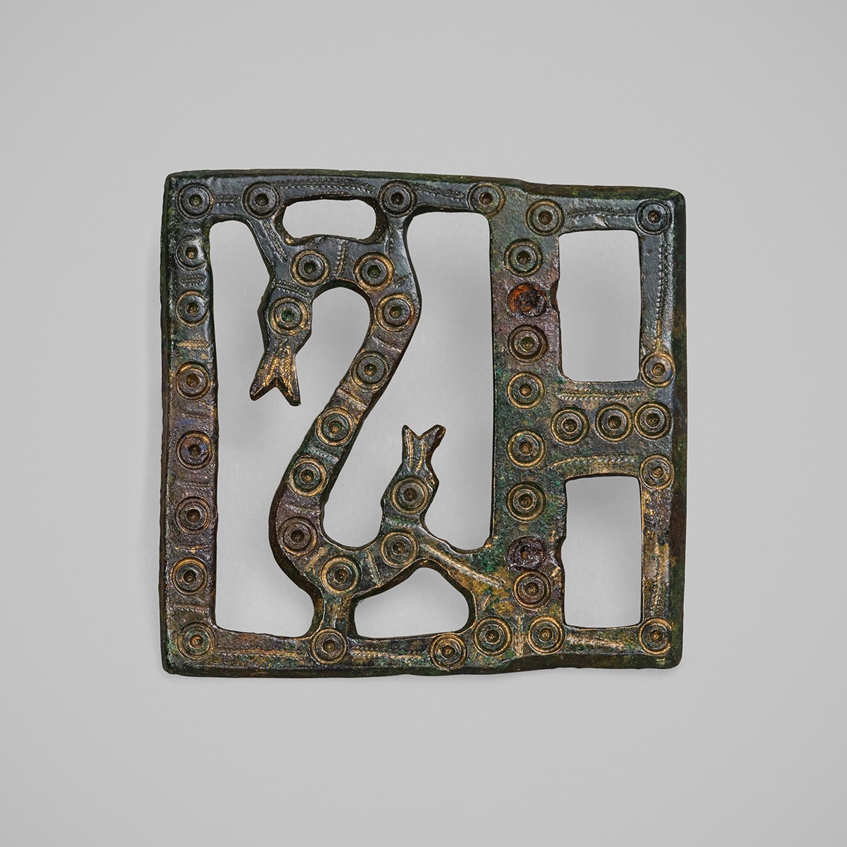 Plaque de châtelaine ajourée, décorée d'un serpent à double tête_0