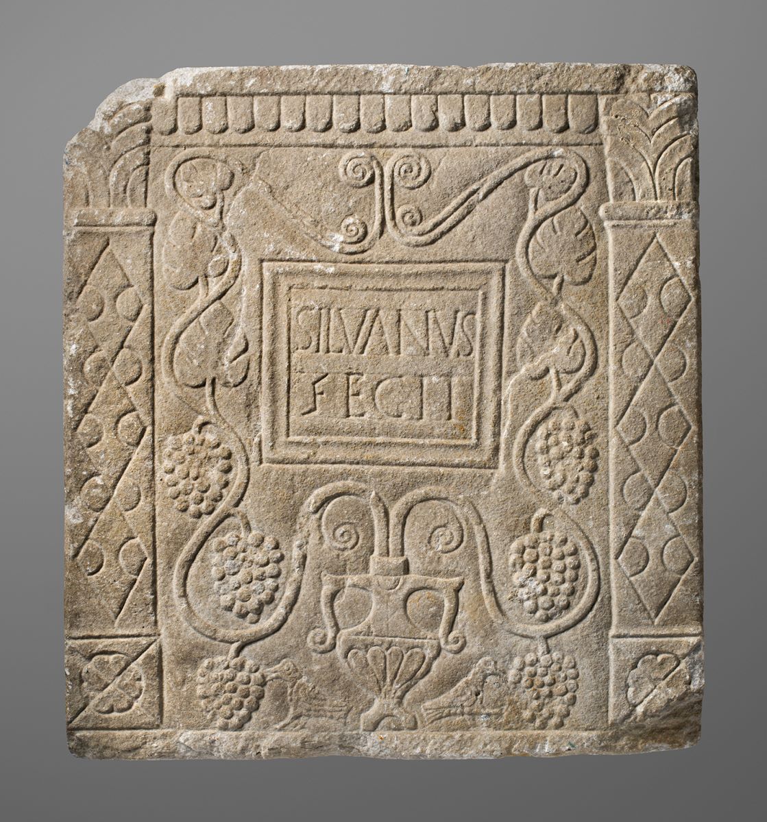 Face principale d'un coffre cinéraire de type pyrénéen_0