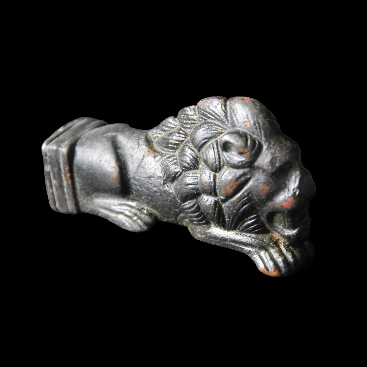 Manche de clé au lion couché_0