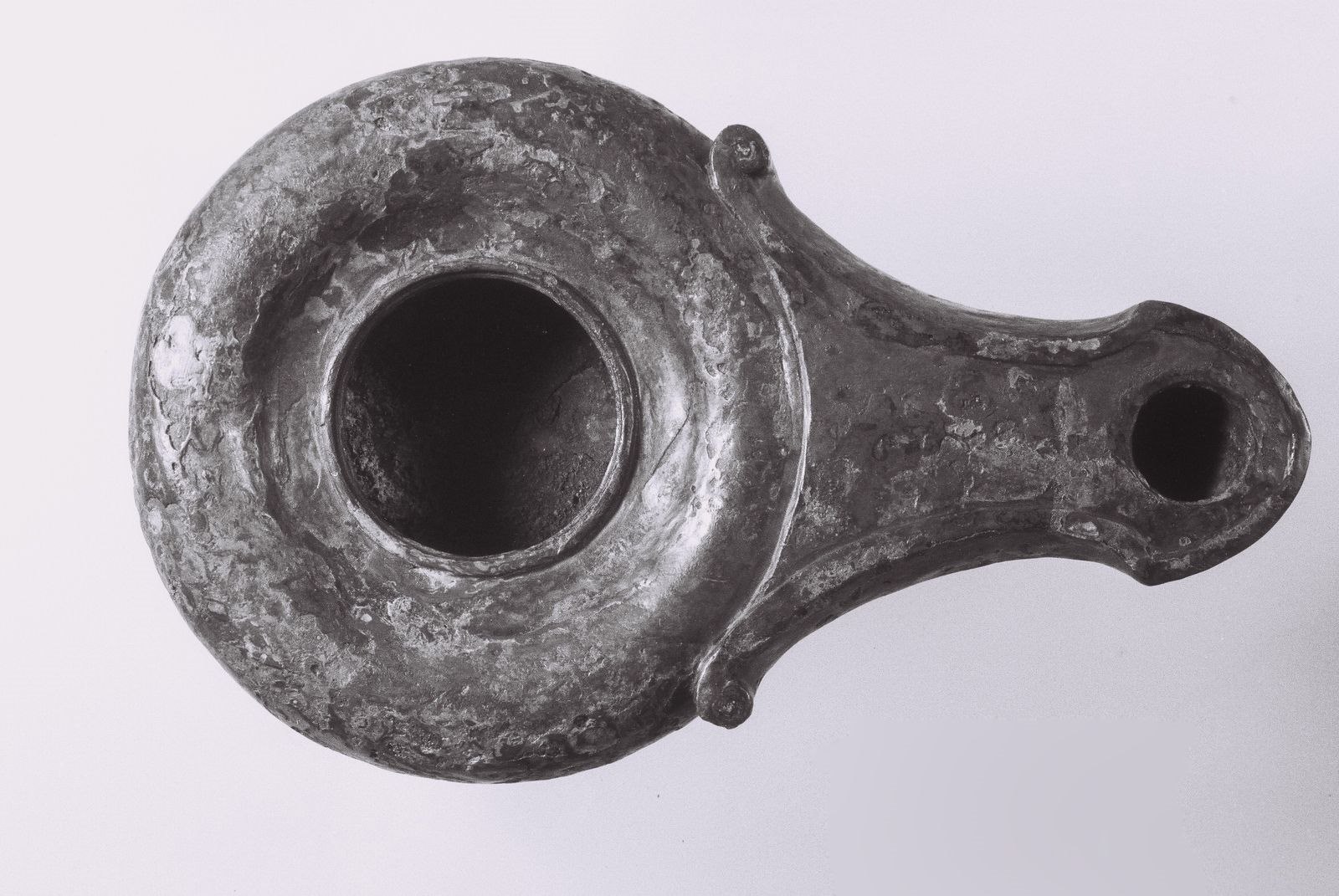 Copie moderne d'une lampe à huile à volutes_0