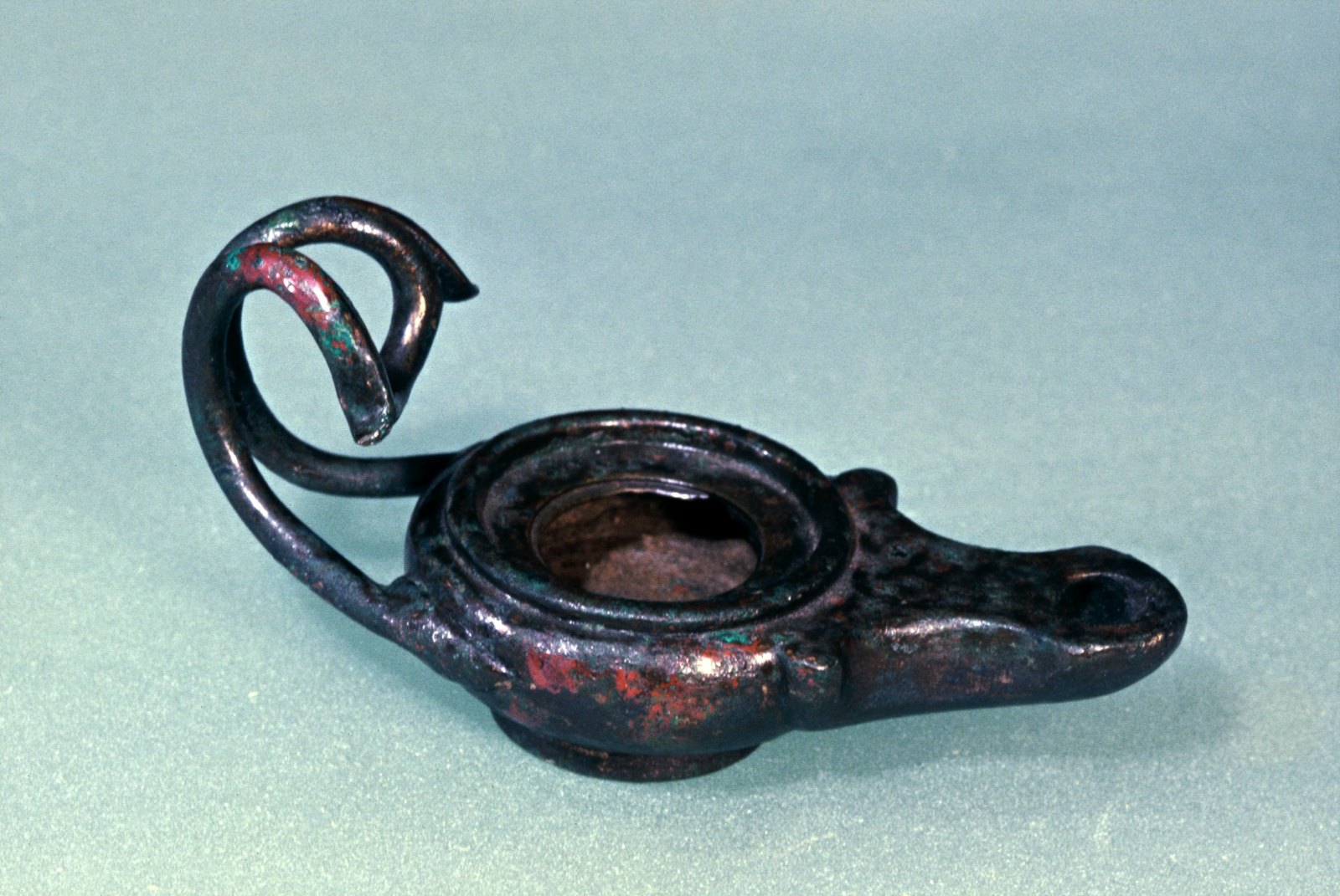 Lampe à huile à volutes et anse bifide_0