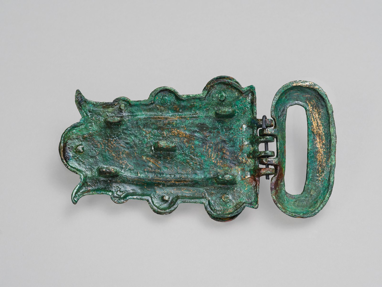 Plaque de ceinture trapézoïdale à sept bossettes_1