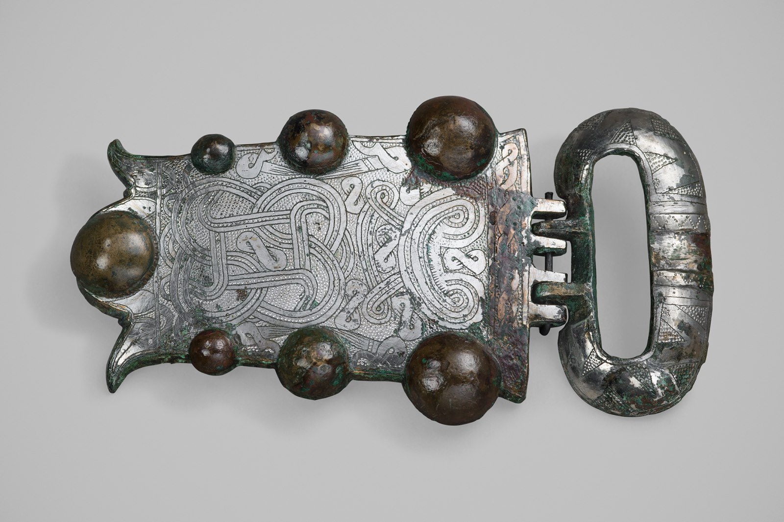 Plaque de ceinture trapézoïdale à sept bossettes_0