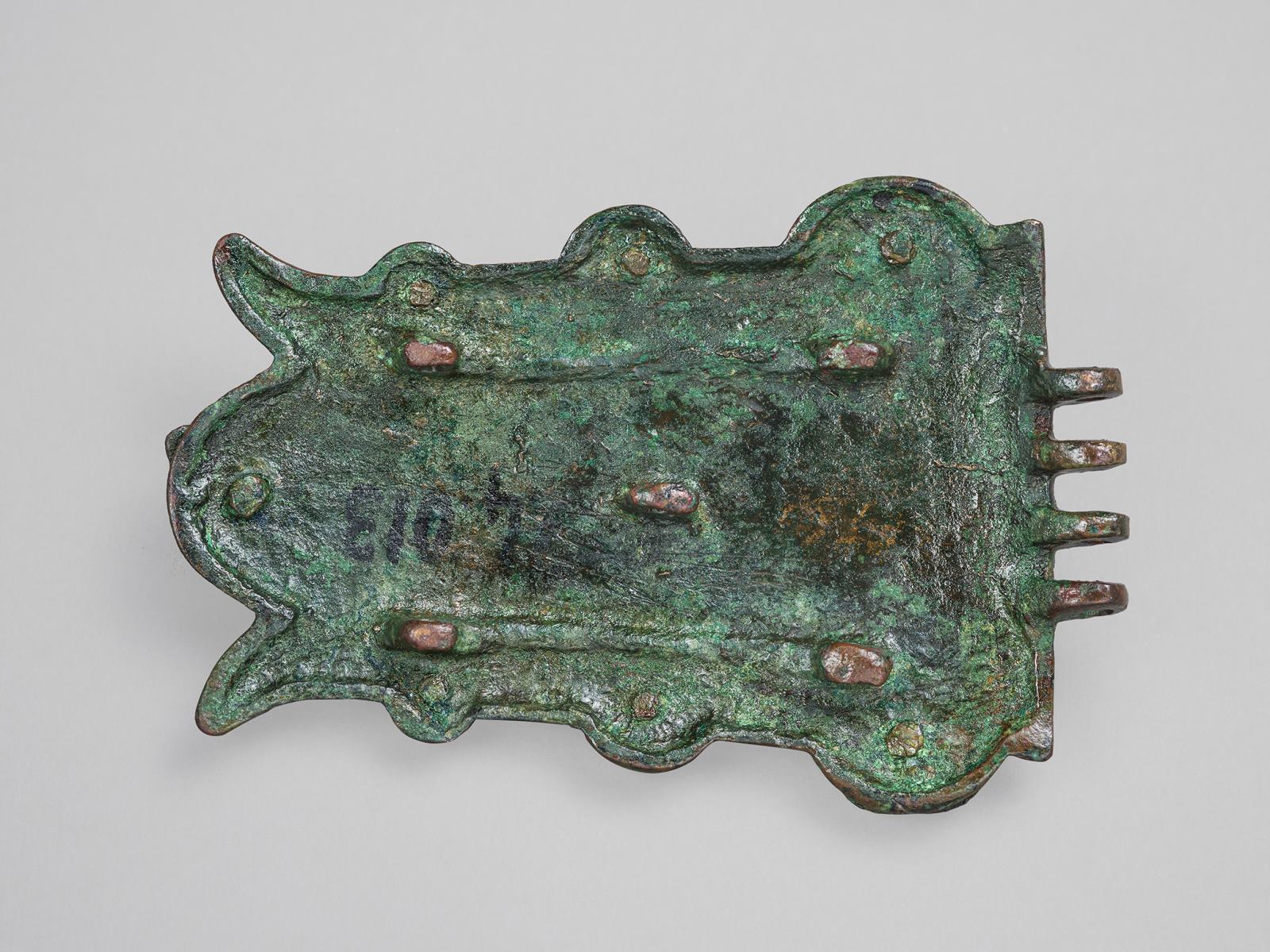 Plaque de ceinture trapézoïdale à sept bossettes_1