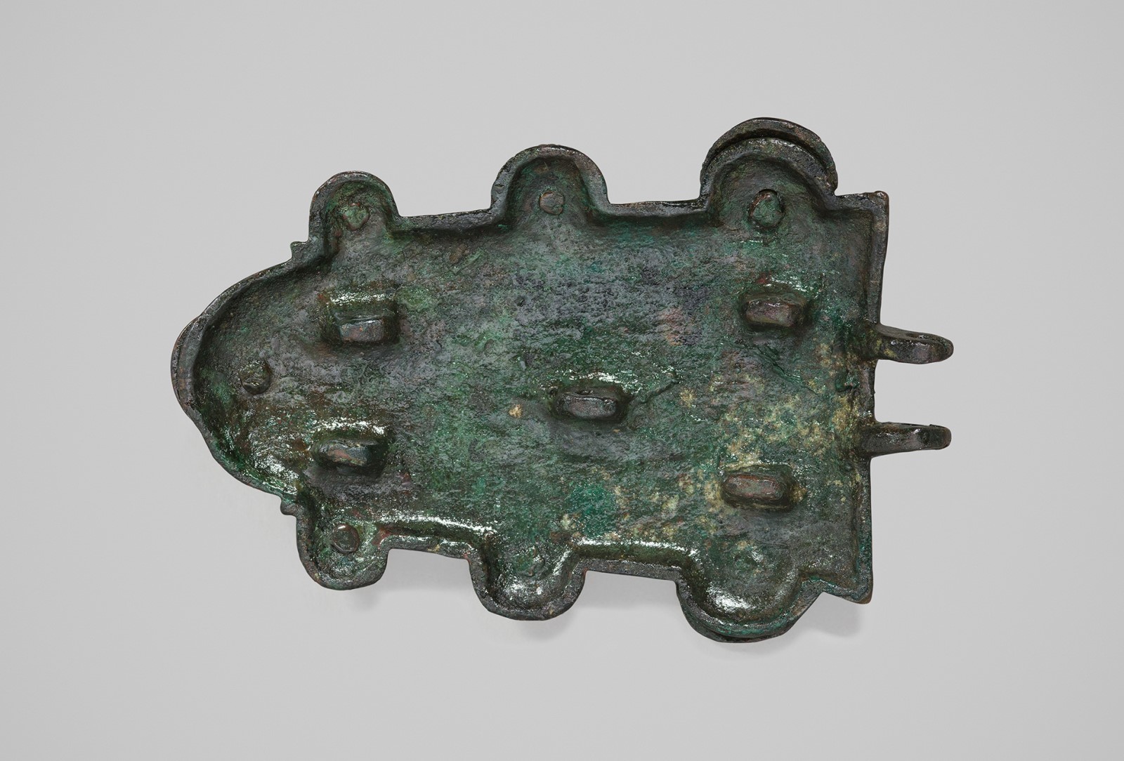 Plaque de ceinture trapézoïdale à sept bossettes_1