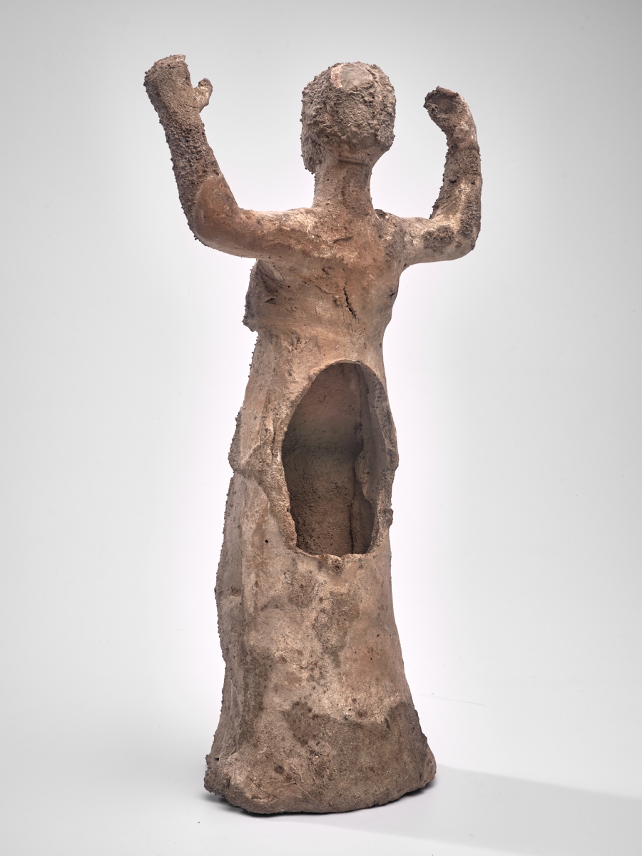 Femme debout les bras levés_2