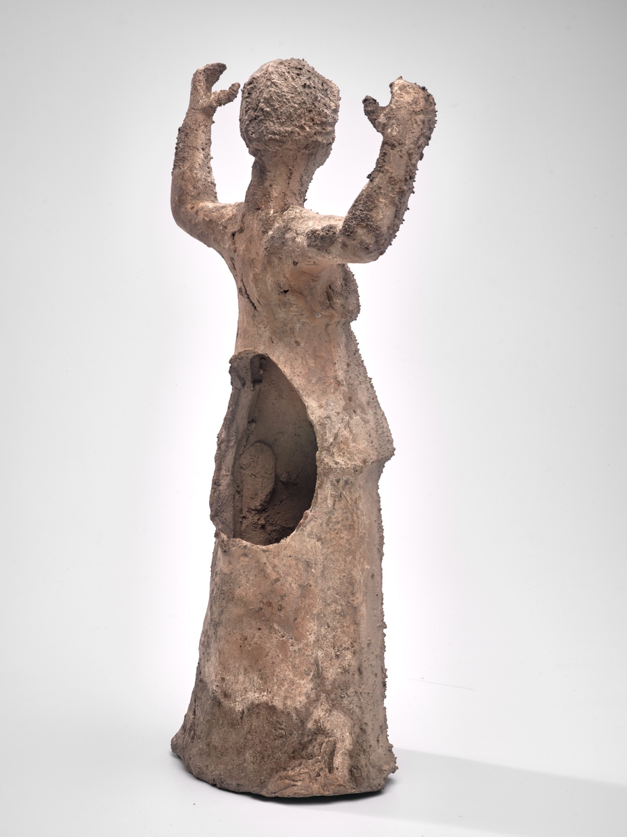 Femme debout les bras levés_3