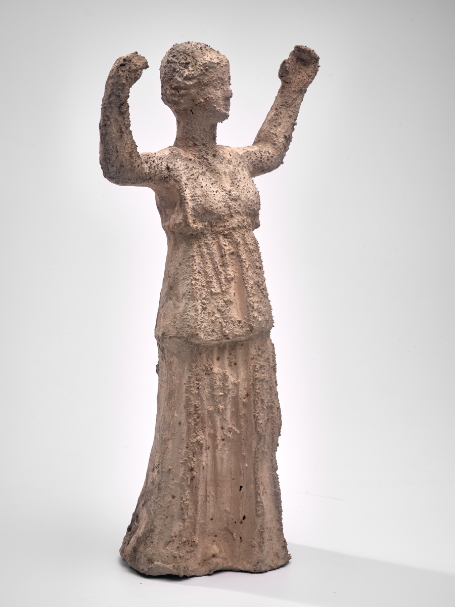 Femme debout les bras levés_4