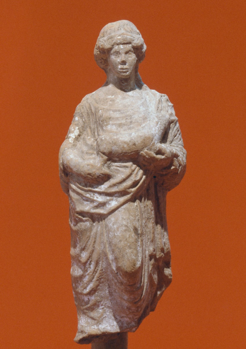 Femme drapée debout offrant un porcelet_0