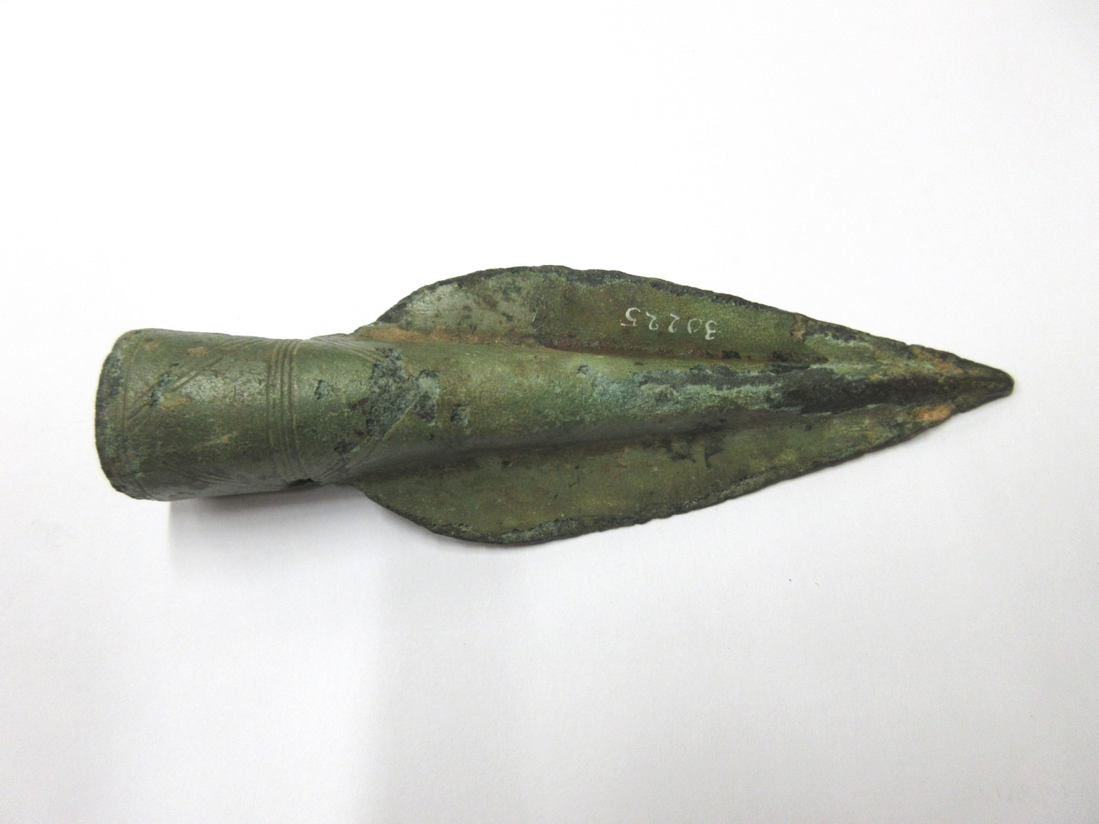 Pointe de lance avec manche décoré de stries_3