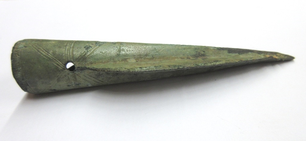 Pointe de lance avec manche décoré de stries_2