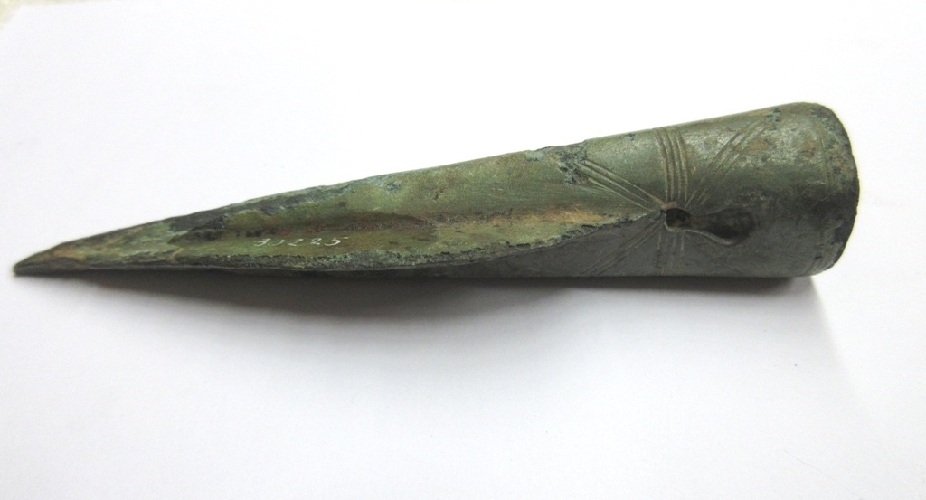 Pointe de lance avec manche décoré de stries_1