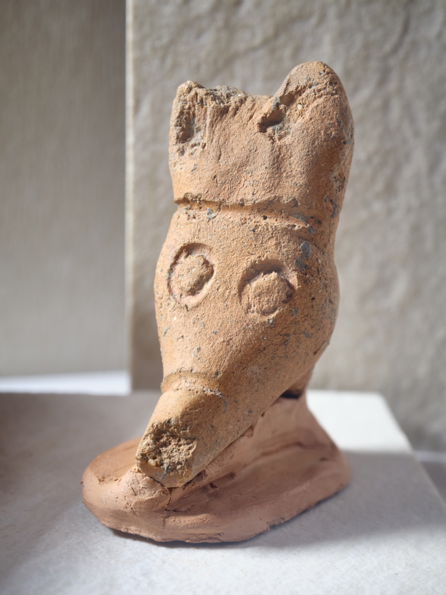 Anse zoomorphe de lampe à huile_0