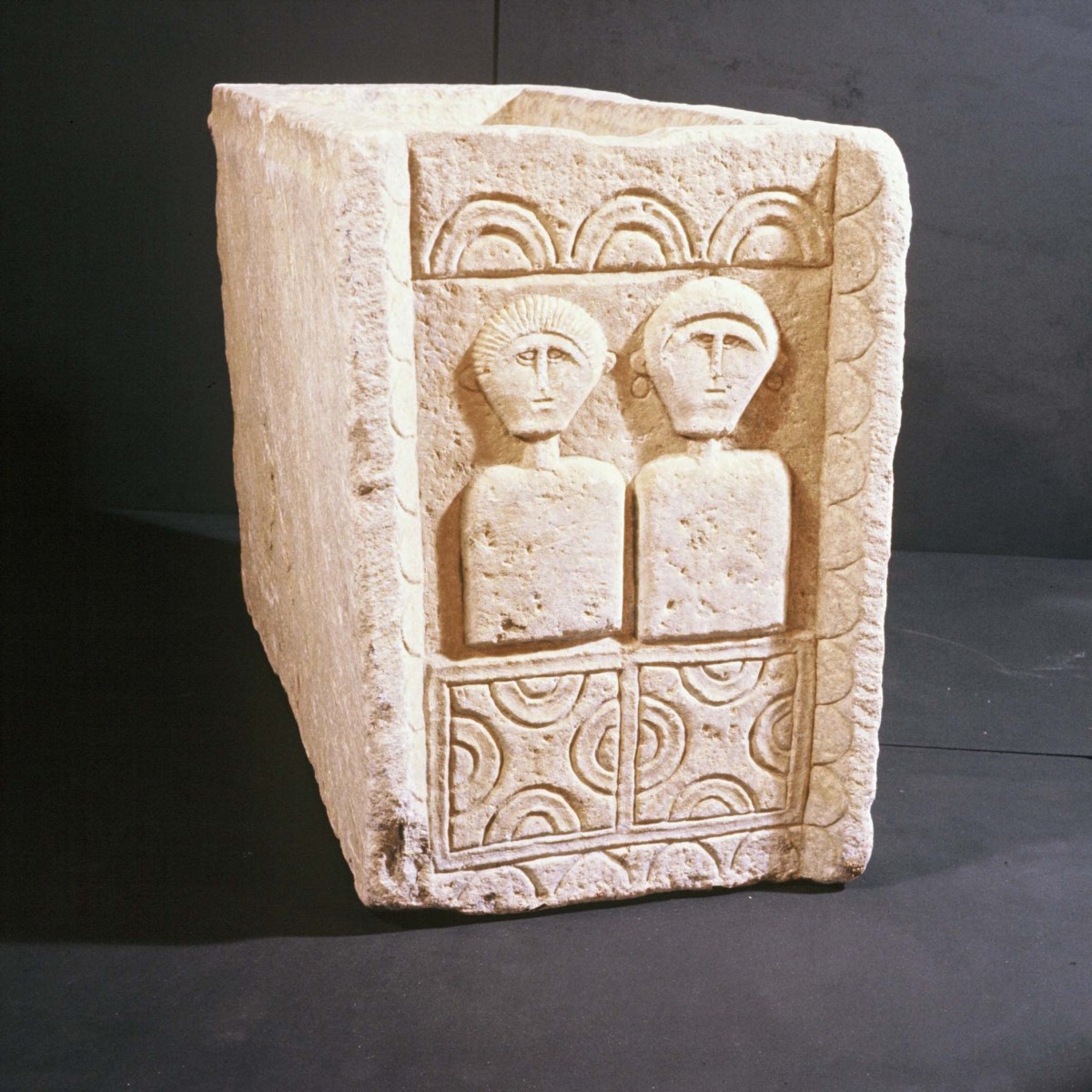 Coffre cinéraire avec portraits schématiques des défunts_0