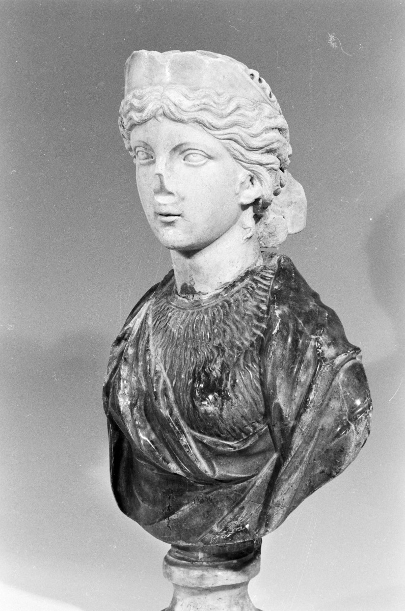 Buste avec tête féminine portant un diadème_2