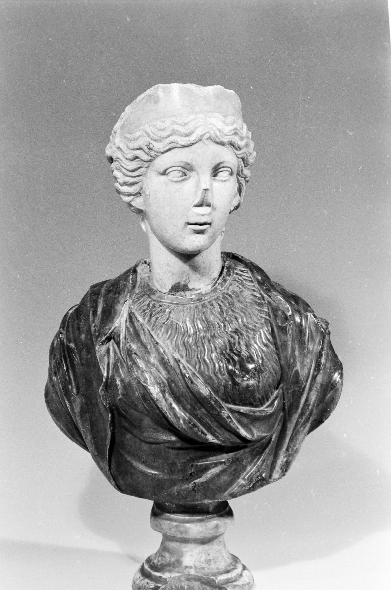 Buste avec tête féminine portant un diadème_1