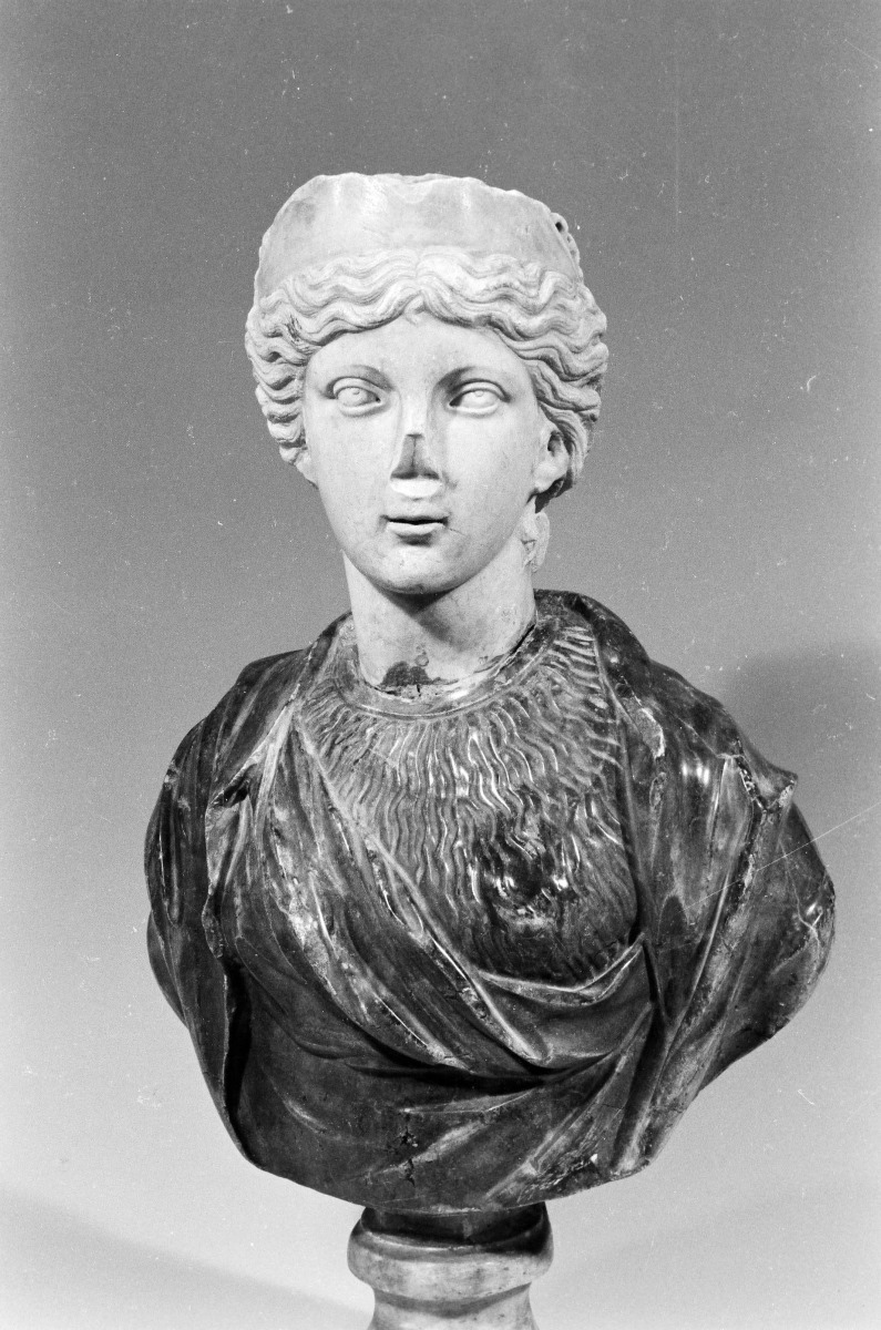 Buste avec tête féminine portant un diadème_0