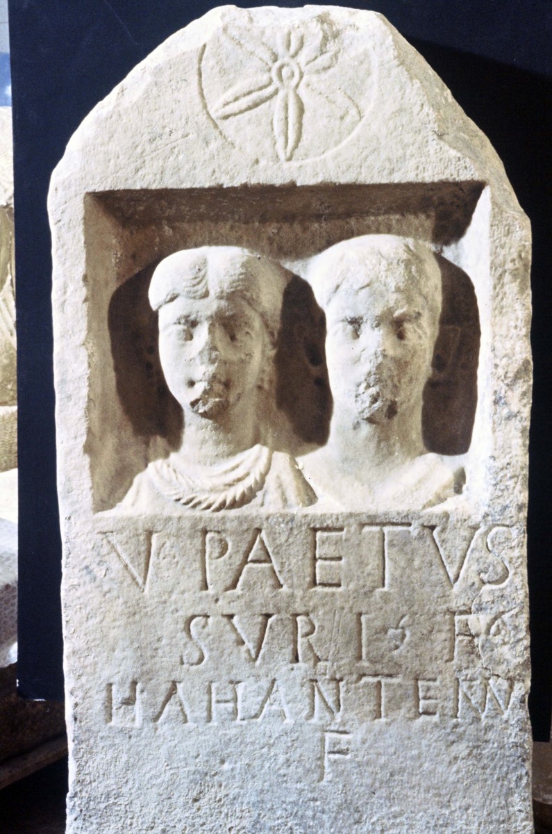 Stèle funéraire avec les bustes-portraits des deux défunts, Paetus et Hahantenn_0